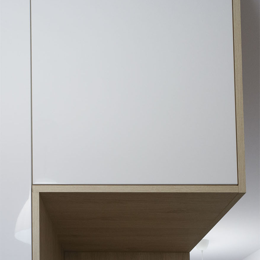 Biała szafa z drewnianym siedziskiem - zdjęcie 6