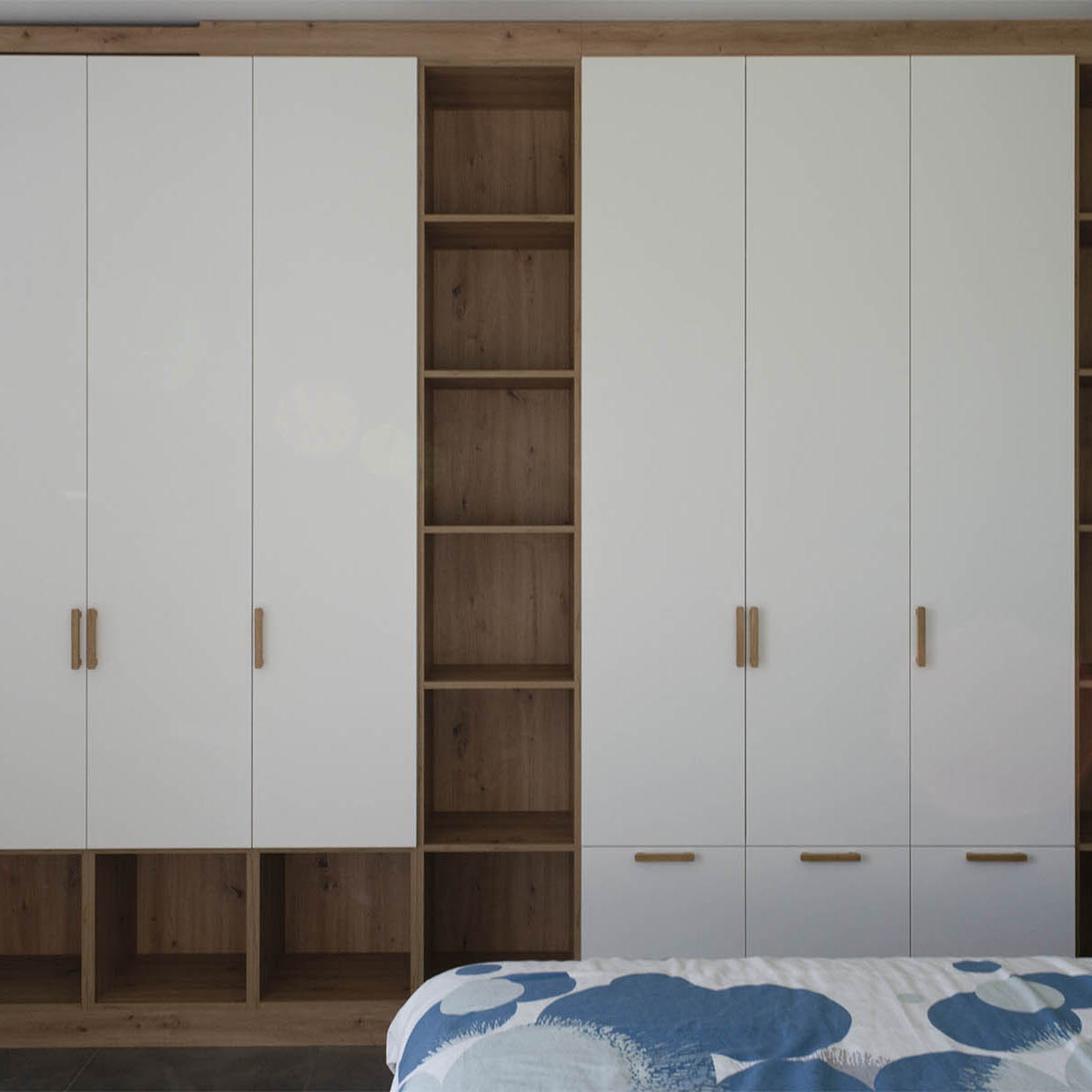 Biała szafa z drewnianymi otwartymi półkami - zdjęcie 0