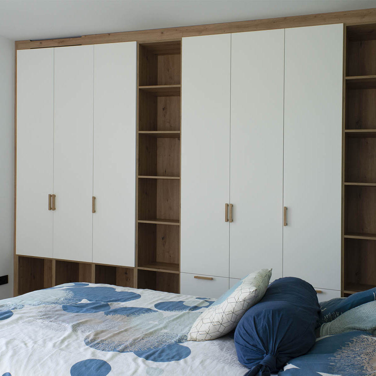 Biała szafa z drewnianymi otwartymi półkami - zdjęcie 1