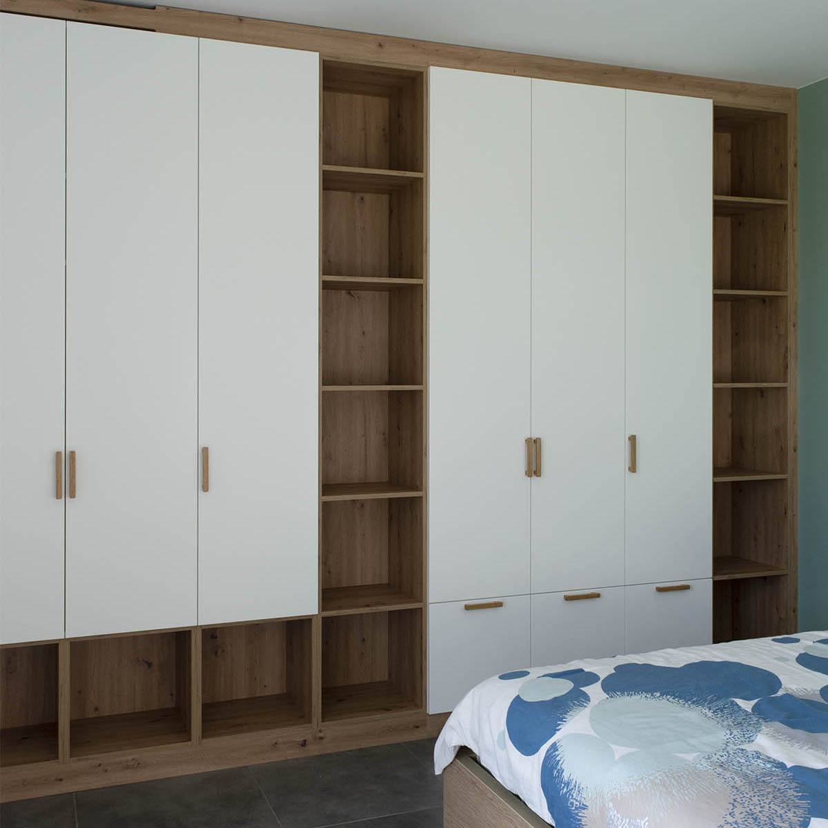 Biała szafa z drewnianymi otwartymi półkami - zdjęcie 2