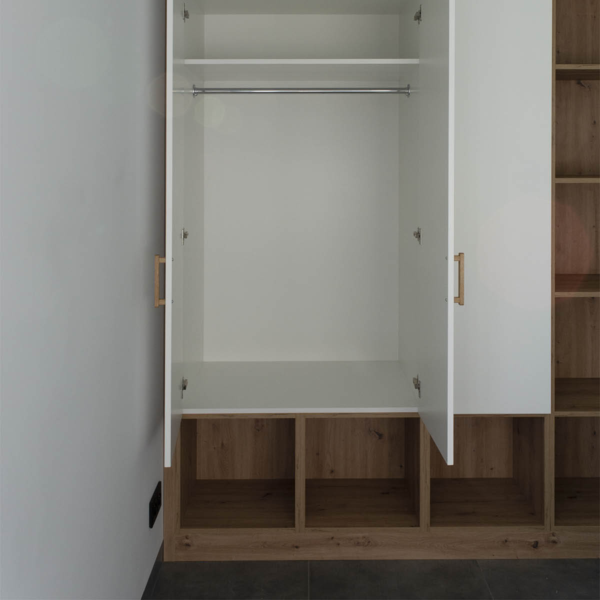 Biała szafa z drewnianymi otwartymi półkami - zdjęcie 3
