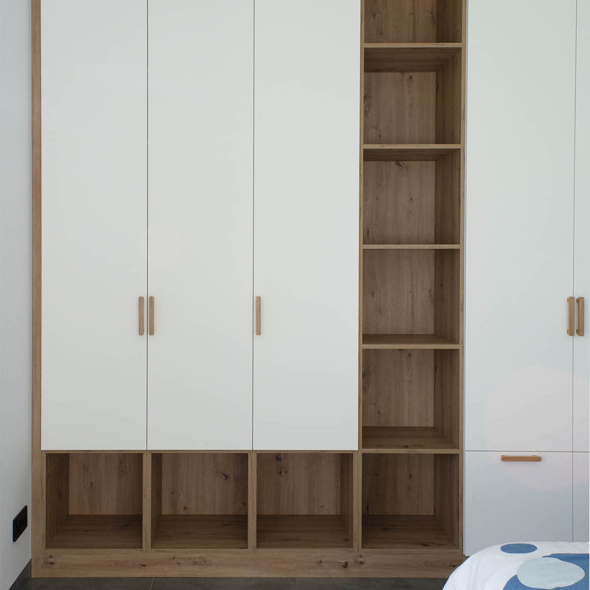 Biała szafa z drewnianymi otwartymi półkami - zdjęcie 4