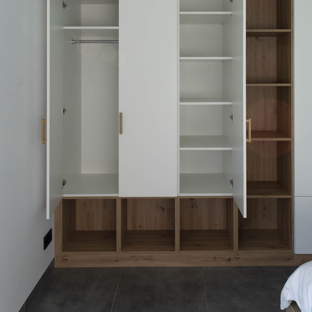 Biała szafa z drewnianymi otwartymi półkami - zdjęcie 5