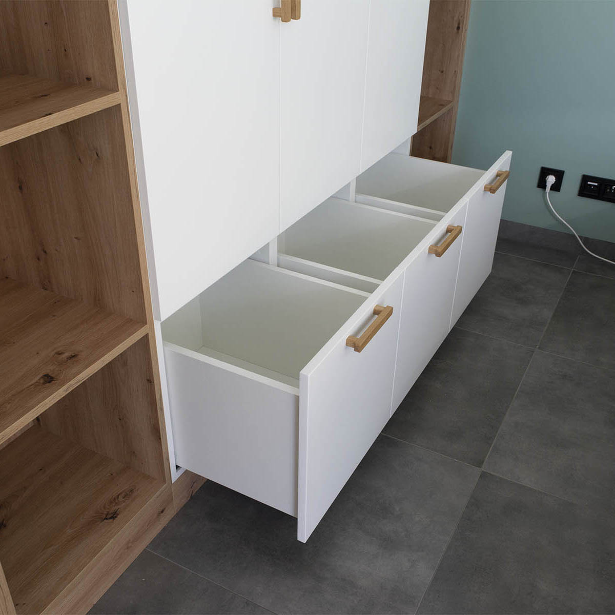 Biała szafa z drewnianymi otwartymi półkami - zdjęcie 8