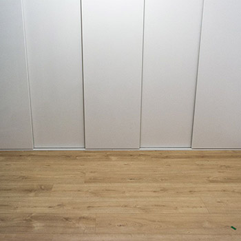 Biała szafa z drzwiami przesuwnymi - zdjęcie 0