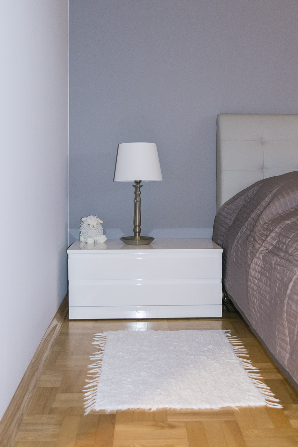 Białe lakierowane meble do sypialni - zdjęcie 1