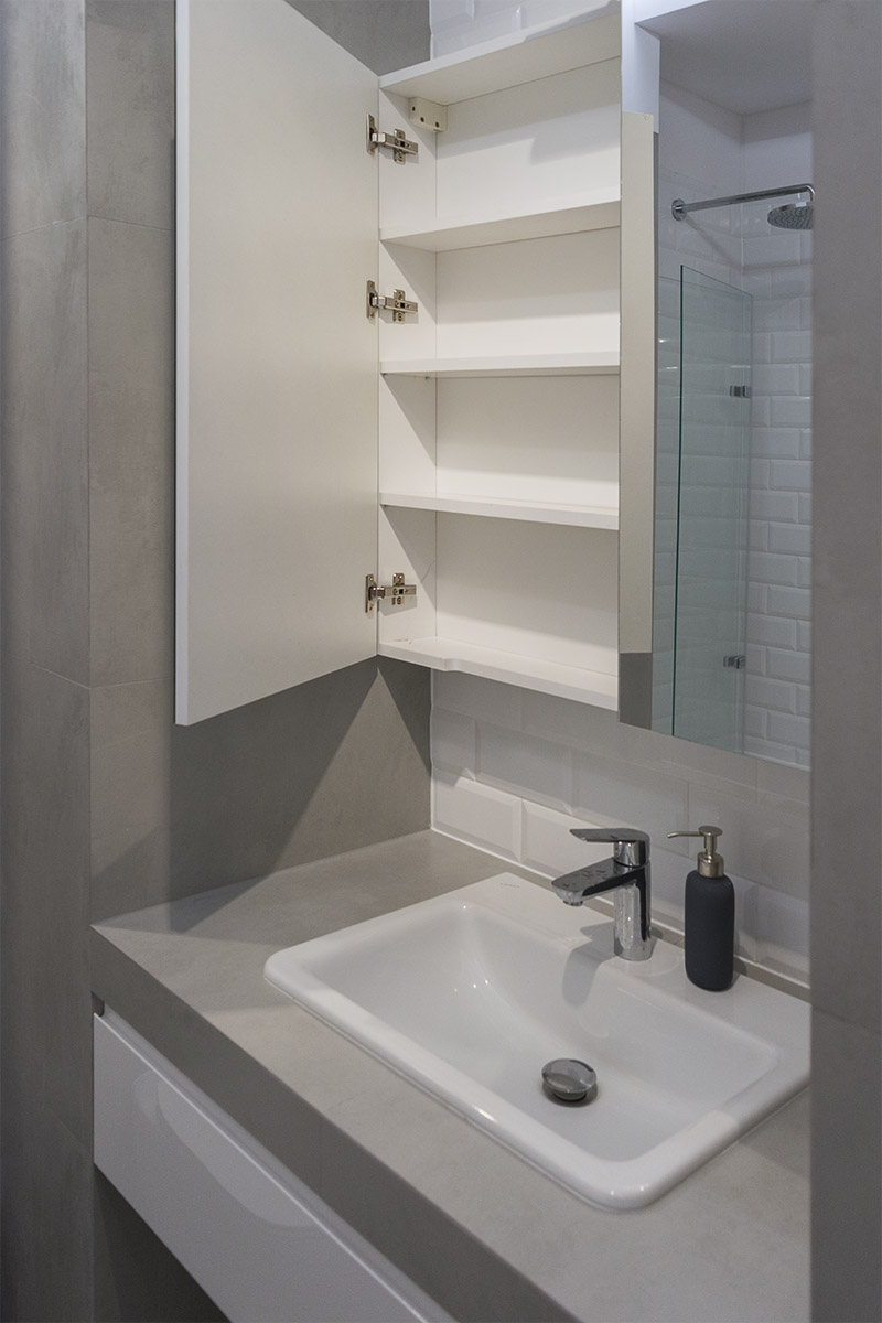 Białe meble łazienkowe i szafka z lustrem - zdjęcie 5