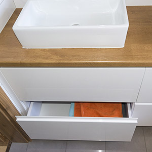 Białe szafki łazienkowe z drewnianym blatem - zdjęcie 2
