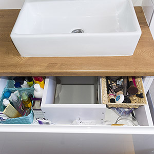 Białe szafki łazienkowe z drewnianym blatem - zdjęcie 3