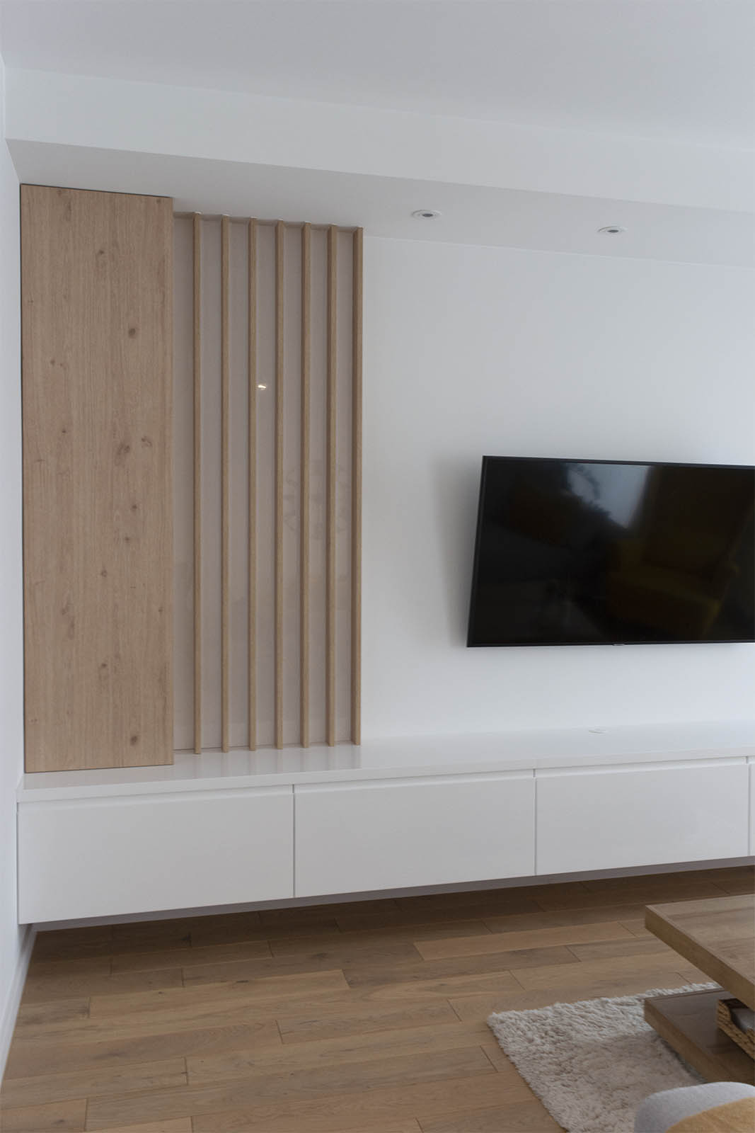 Ścianka TV z lamelami drewnianymi  - zdjęcie 5