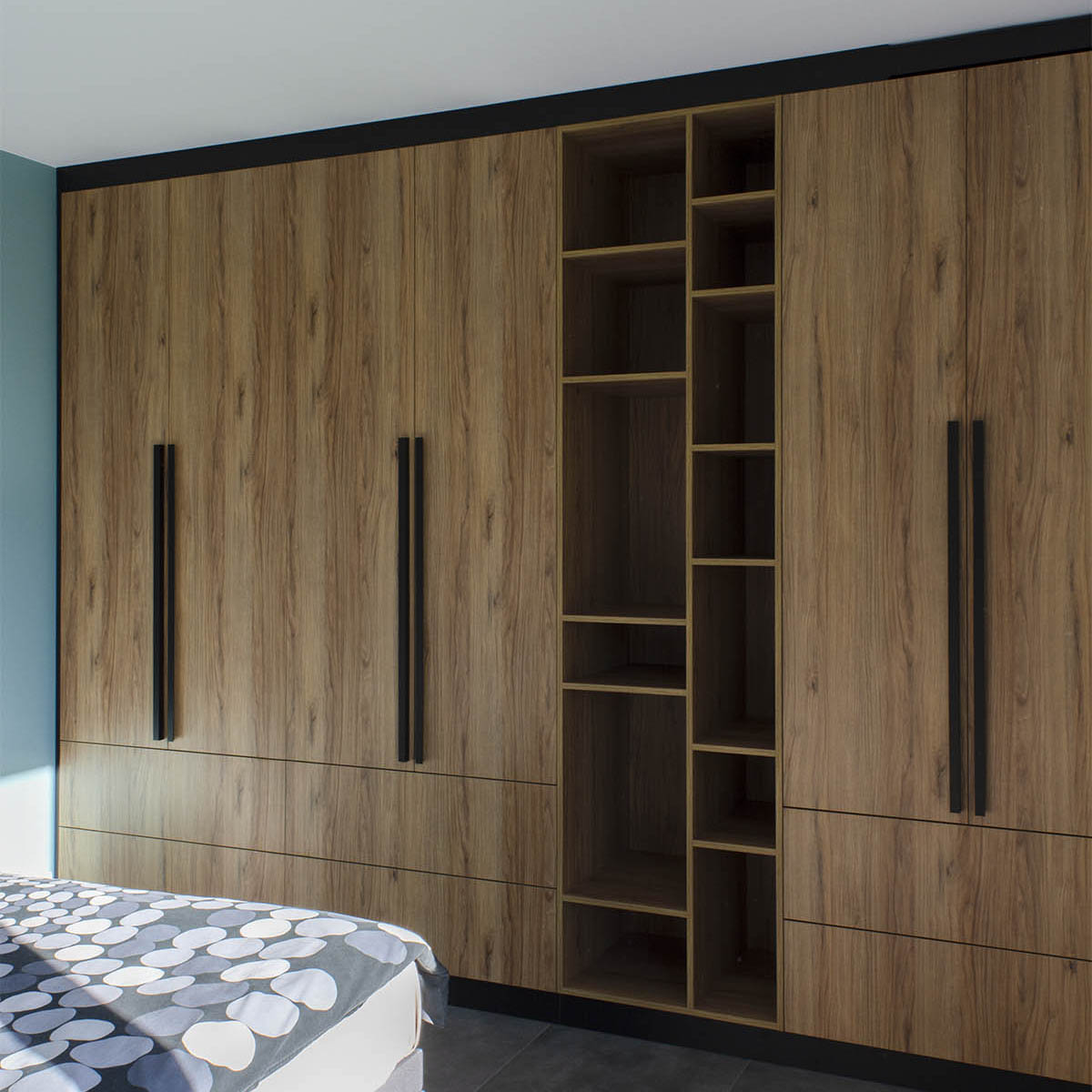 Szafa do sypialni z drewnianymi frontami i czarnymi uchwytami - zdjęcie 0
