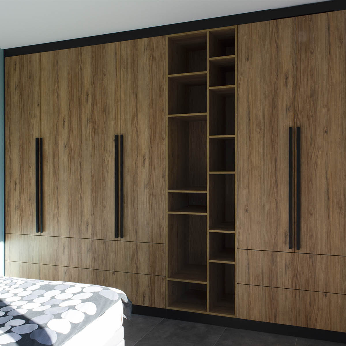 Szafa do sypialni z drewnianymi frontami i czarnymi uchwytami - zdjęcie 1