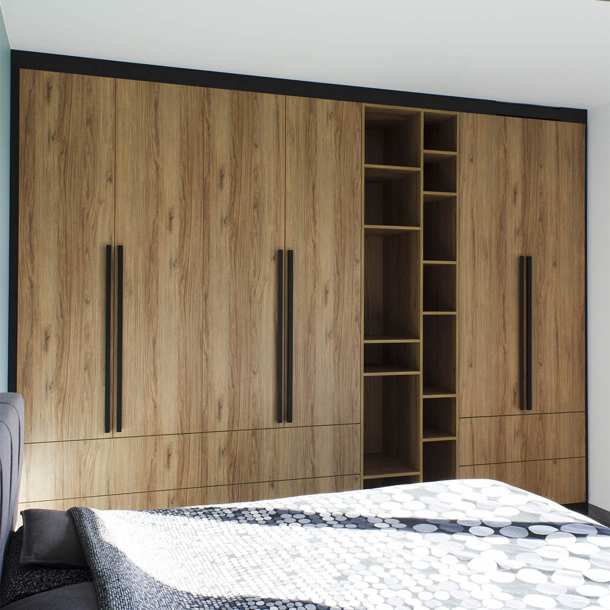 Szafa do sypialni z drewnianymi frontami i czarnymi uchwytami - zdjęcie 2