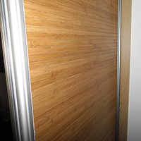 Szafa z bambusowymi drzwiami w sypialni - zdjęcie 2