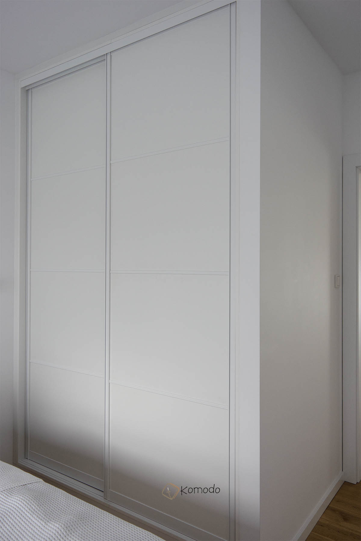 Szafa z drzwiami przesuwnymi, białe ramy drzwi przesuwne - zdjęcie 2