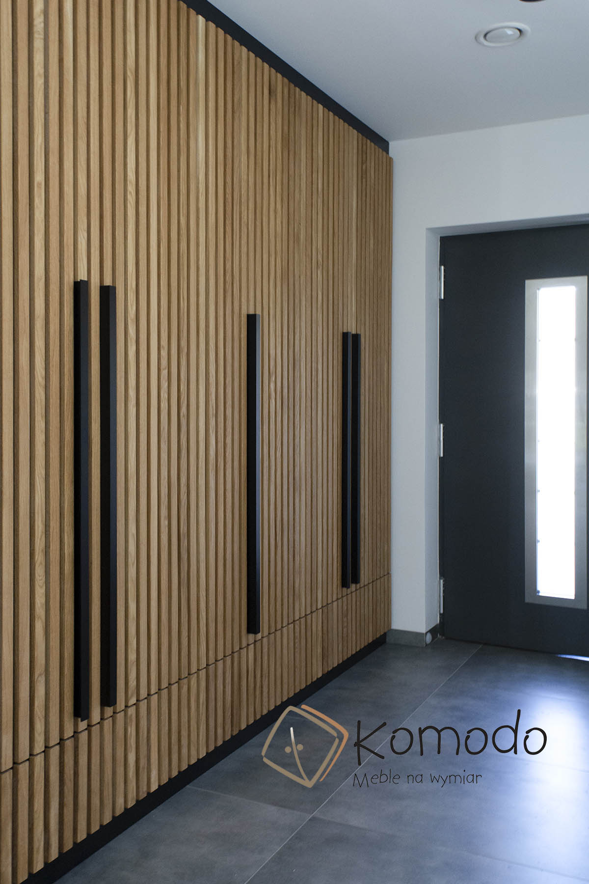 Szafa z frontami lamelowymi, drzwi otwierane lamele drewniane - zdjęcie 12