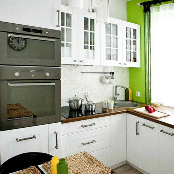 Zielona i jasna kuchnia w tradycyjnym stylu, zdjęcie
