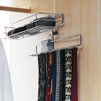 Półka na szaliki i drobiazgi - dodatkowe wyposażenie do szafy, które nasza firma oferuje - zdjęcie
